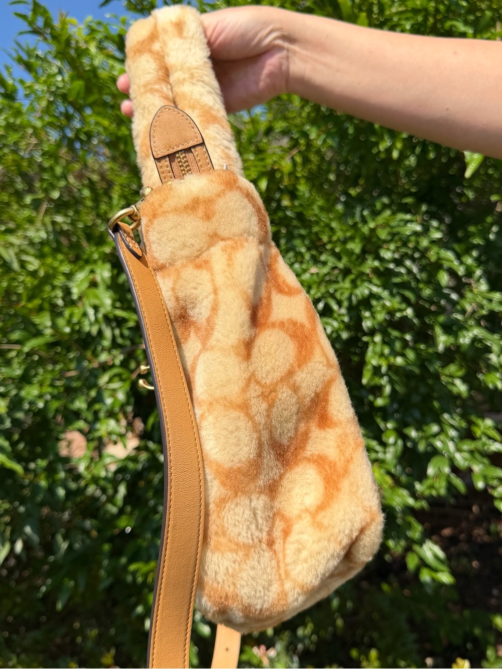 NWT Coach Tote 28 In Signature Shearling CC442 - Picture 4 of 12